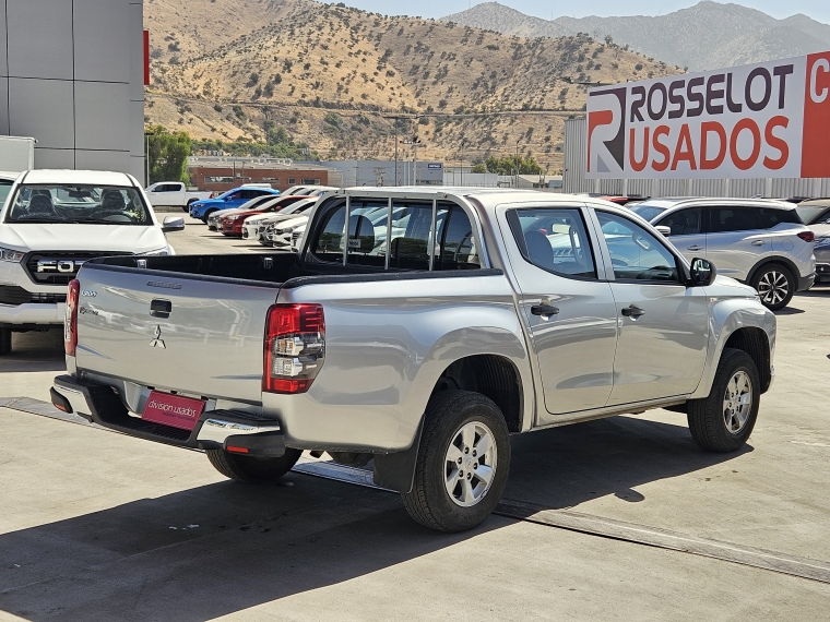 Mitsubishi L200 L200 D/c 2.4 Work Cr 4x2 Wf Doble Airbag Cc Mn 2023 Usado en Rosselot Usados