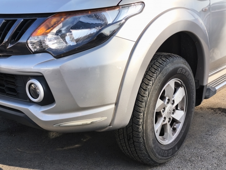 Mitsubishi L200 L200 D/c 2.4 Katana Cr 4x2 Llantas/cromado 2017 Usado en Rosselot Usados