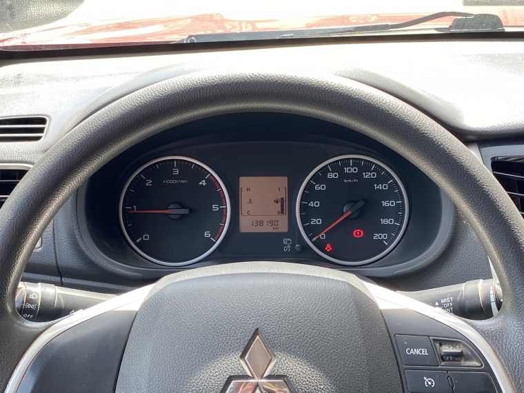 Mitsubishi L200 L200 D/c 2.4 Katana Cr 4x2 Llantas/cromado 2017 Usado en Rosselot Usados