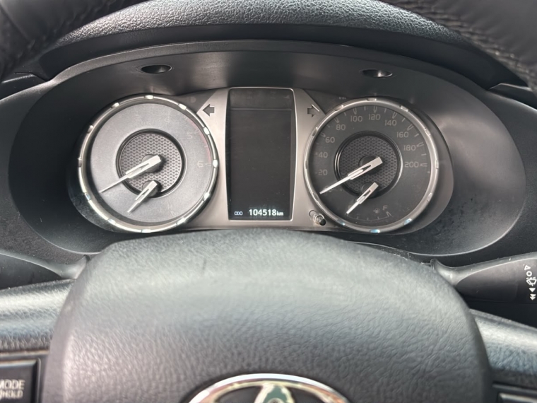 Toyota Hilux — foto 10 de 12