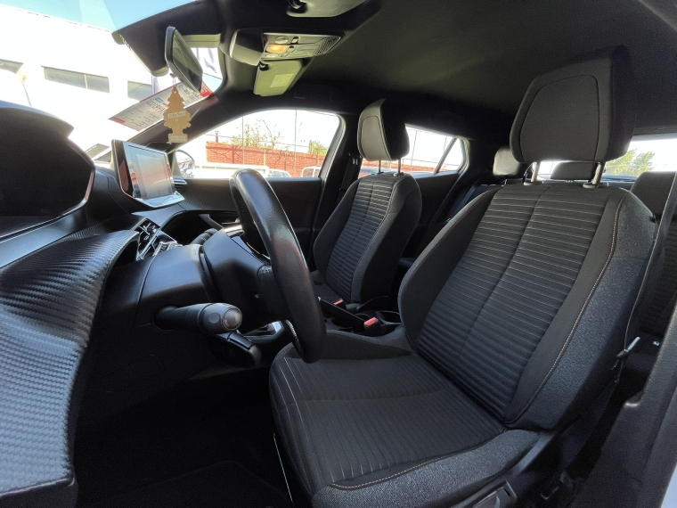 Peugeot 2008 — foto 13 de 22