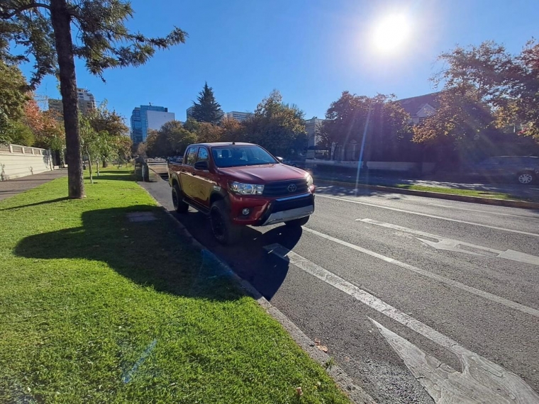 TOYOTA HILUX DX 4X4 2.4 - imagen 2