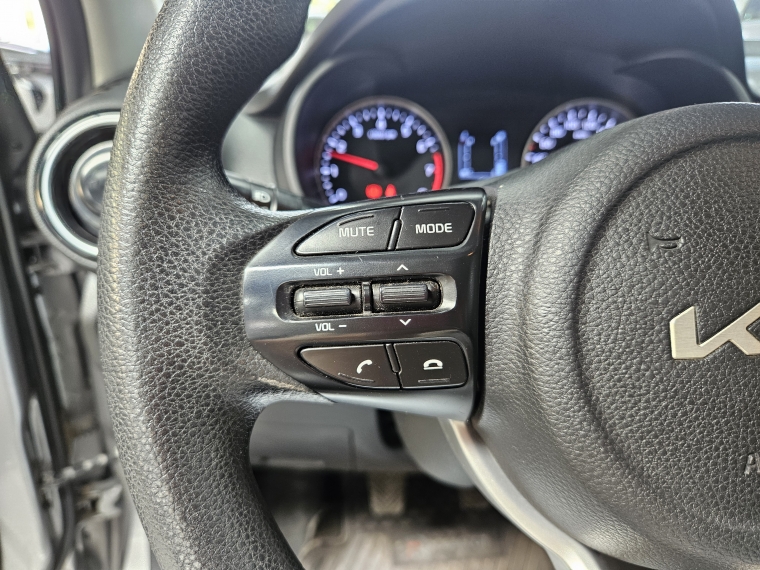 KIA Soluto — foto 15 de 17