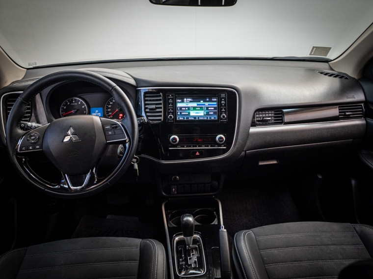 Mitsubishi Outlander 2.0 Glx At 4x2 2023 Usado  Usado en Pompeyo