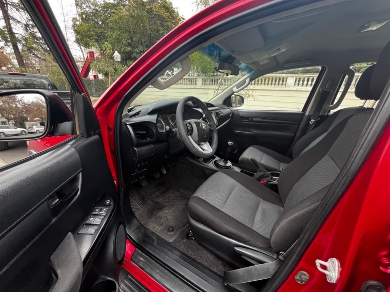 Toyota Hilux — foto 8 de 14