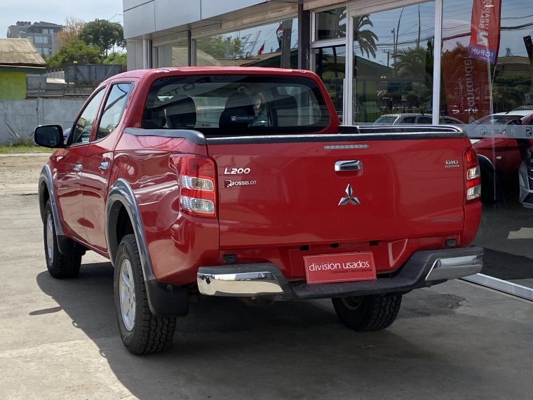 Mitsubishi L200 L200 D/c 2.4 Katana Cr 4x2 Llantas/cromado 2017 Usado en Rosselot Usados