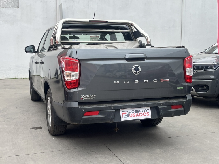 SsangYong Grand Musso — foto 3 de 24