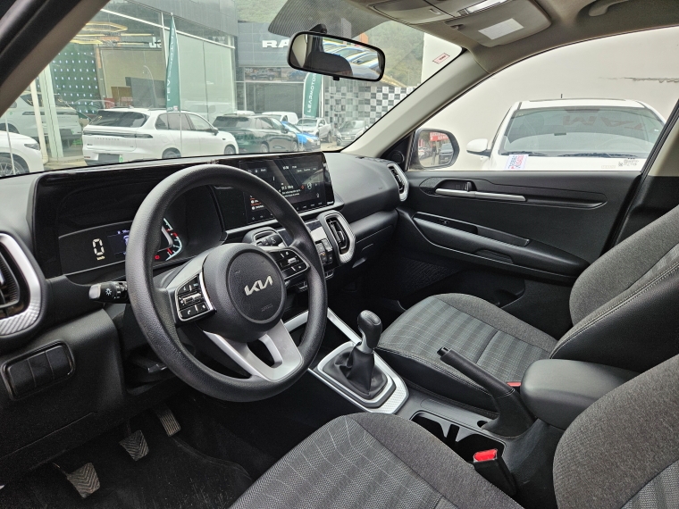 KIA Sonet — foto 8 de 16