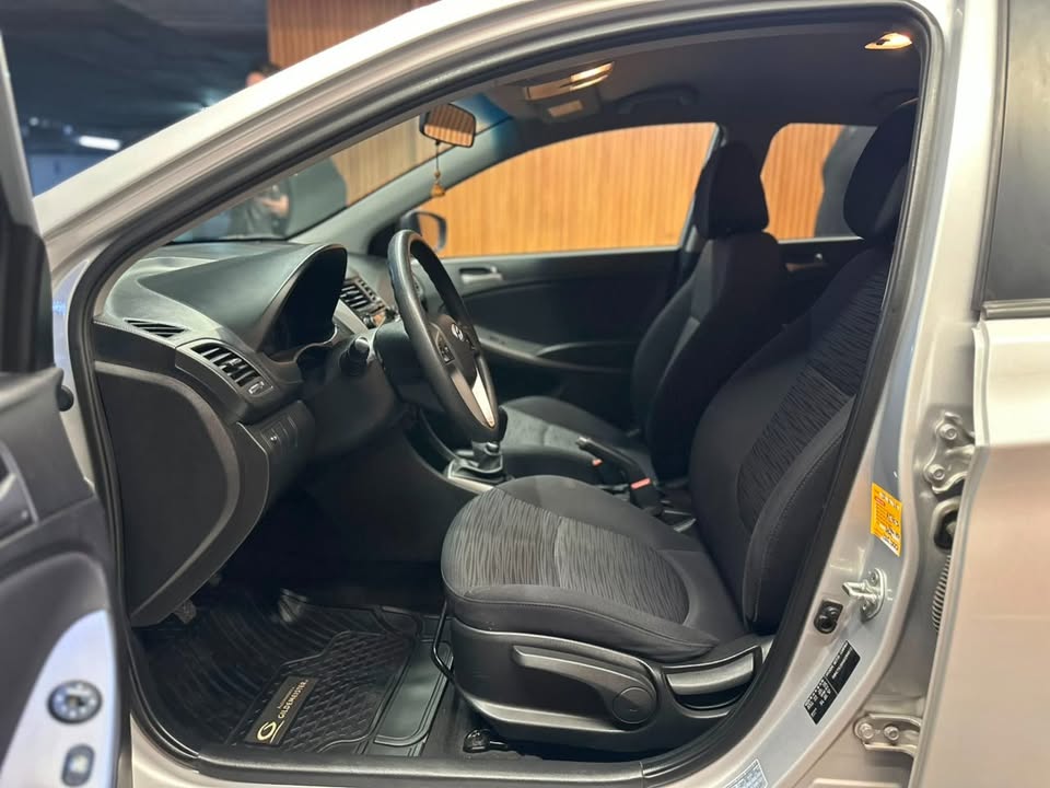 Hyundai Accent — foto 15 de 16