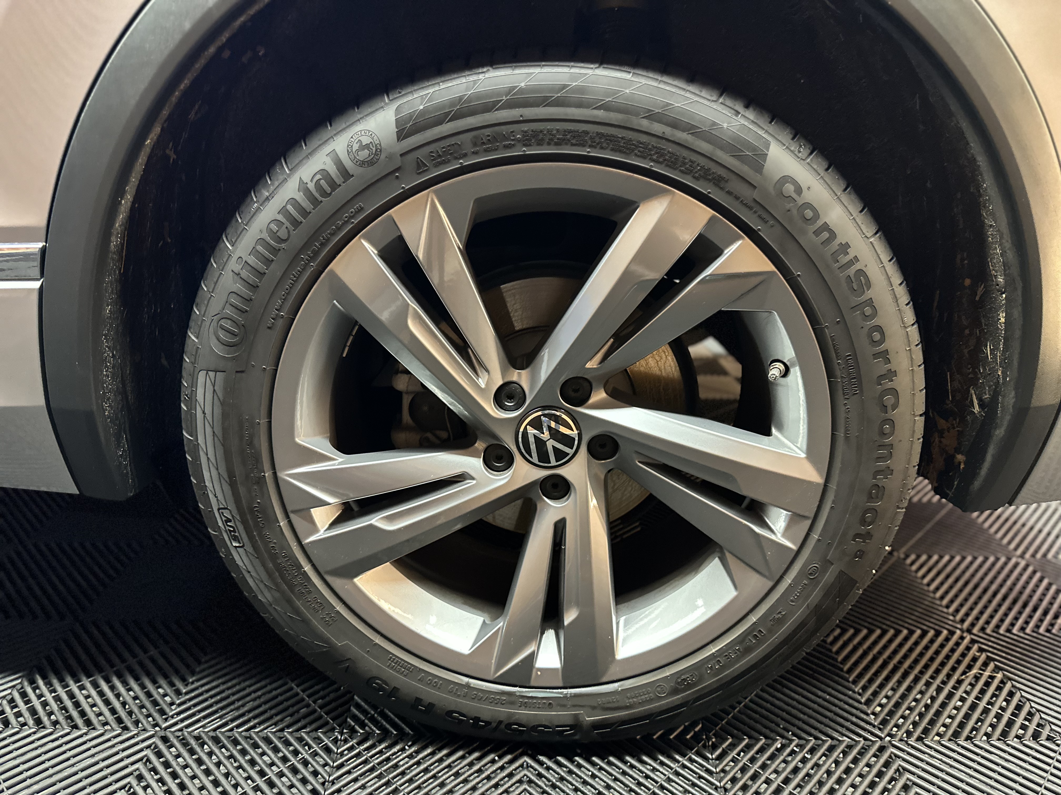 Volkswagen Tiguan — foto 16 de 20