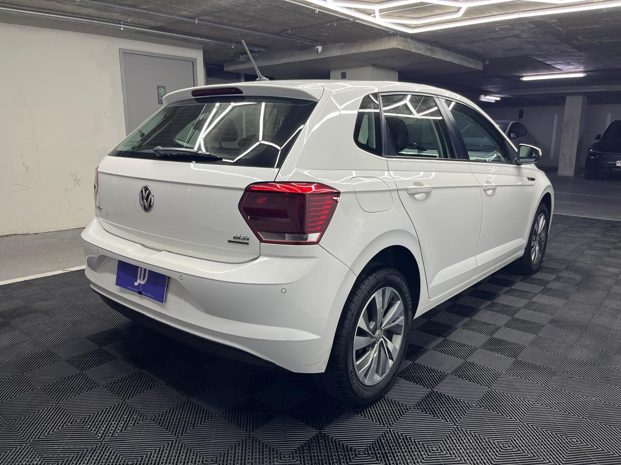 Volkswagen Polo — foto 6 de 15