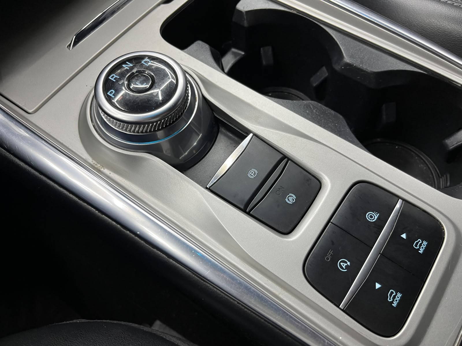 Ford Explorer — foto 10 de 15