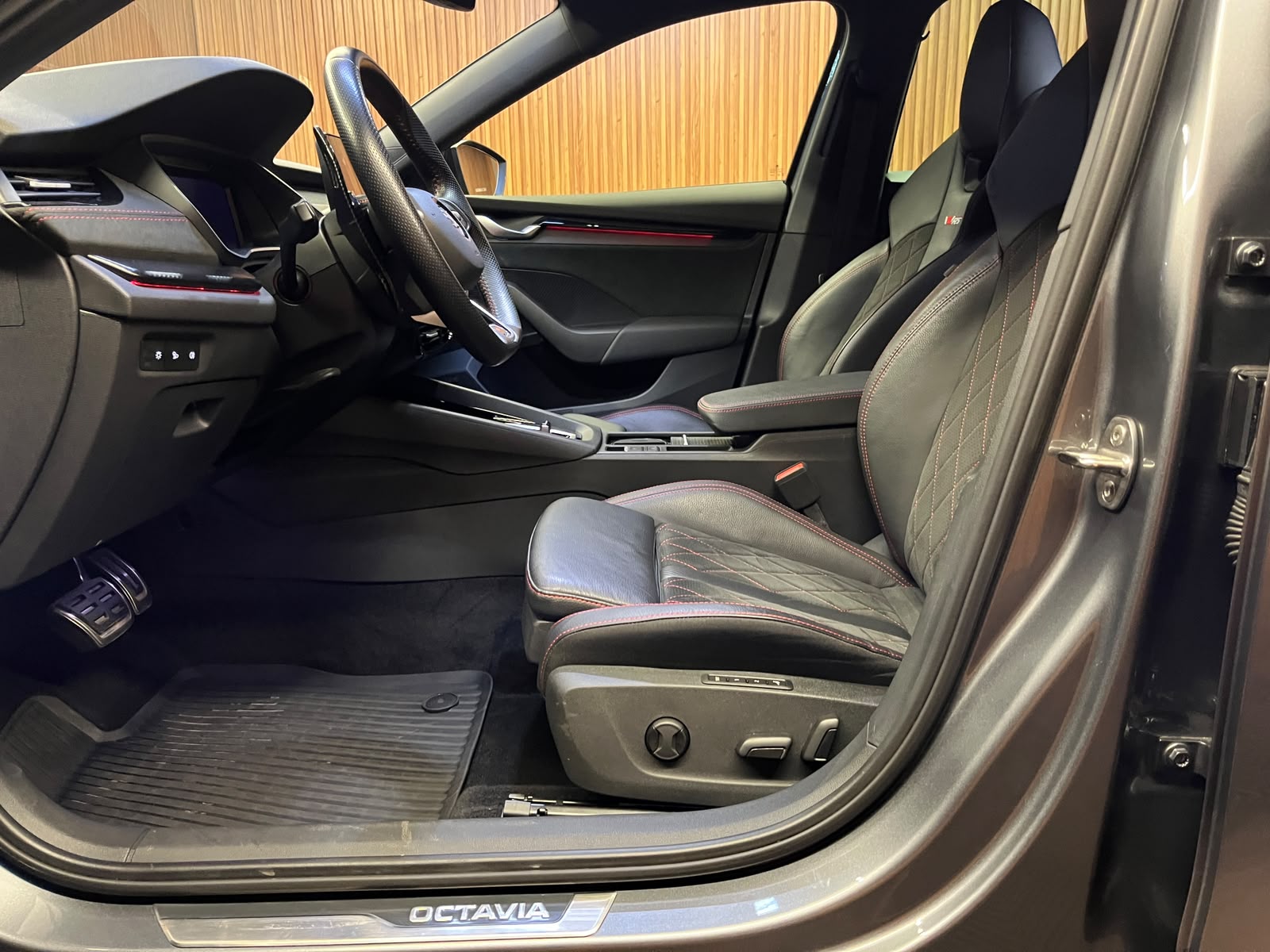 Škoda Octavia — foto 12 de 16