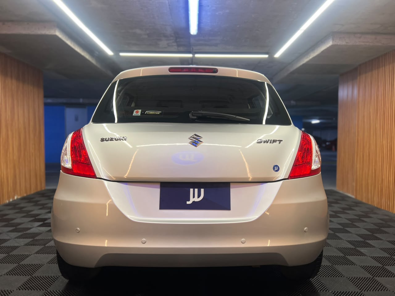 Suzuki Swift — foto 6 de 14
