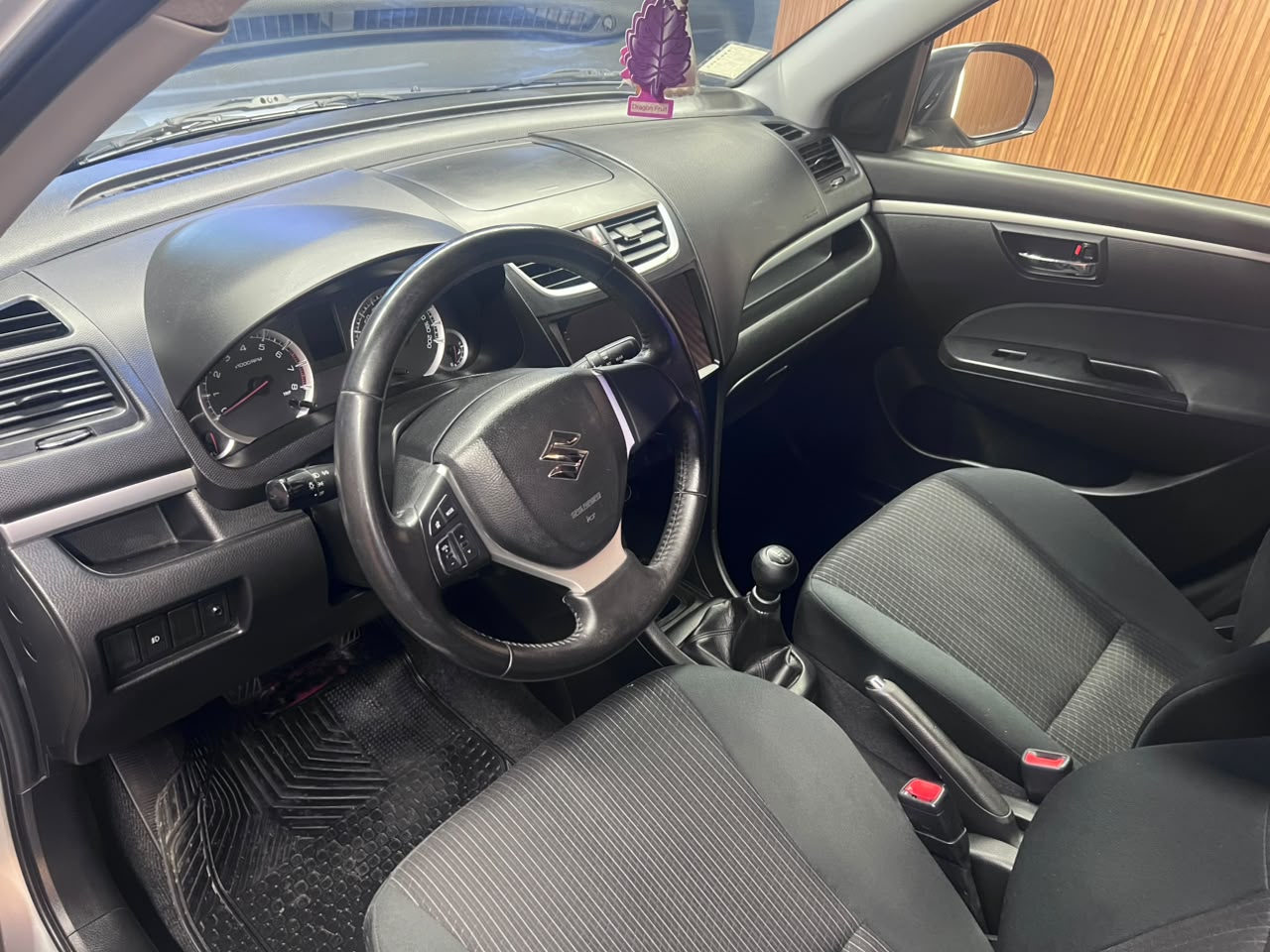 Suzuki Swift — foto 10 de 14