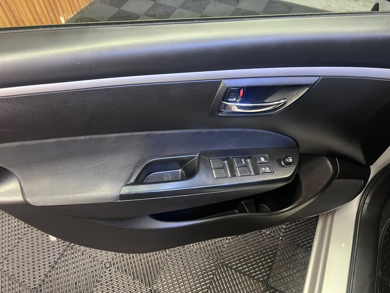 Suzuki Swift — foto 12 de 14