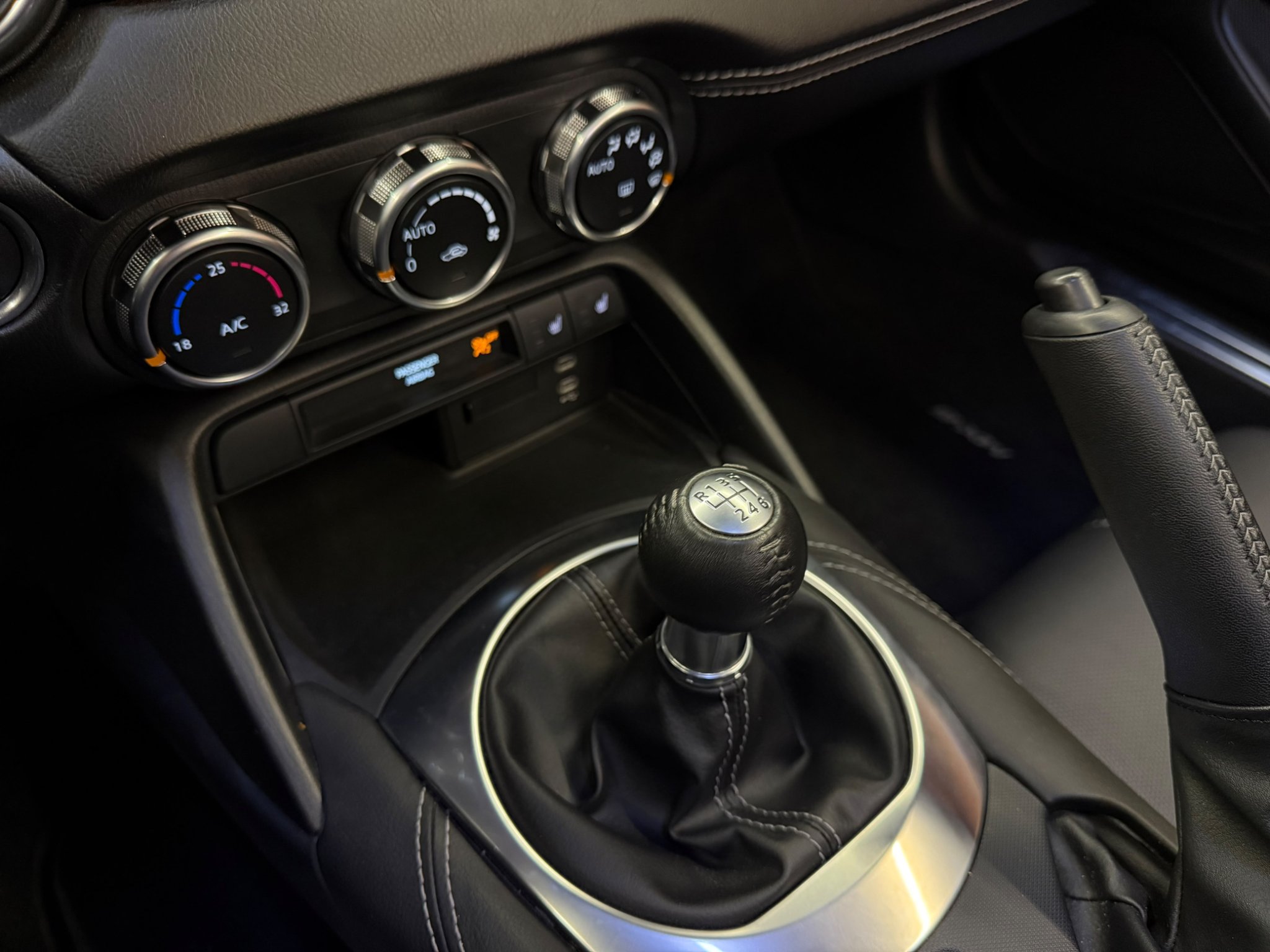 Mazda Mx-5 — foto 18 de 21